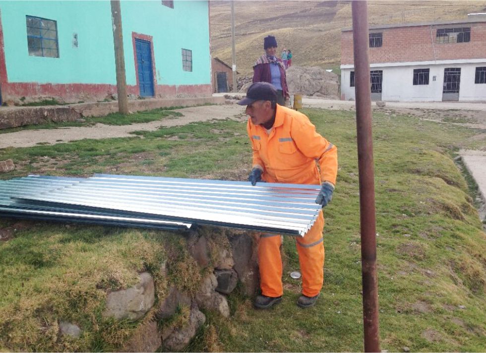 Donación de calaminas a la comunidad de Pomayaros