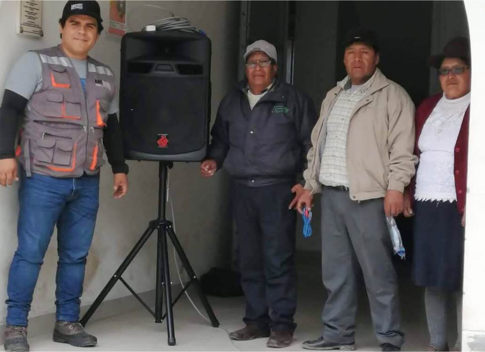 Entrega de donación a la comunidad de Quichas