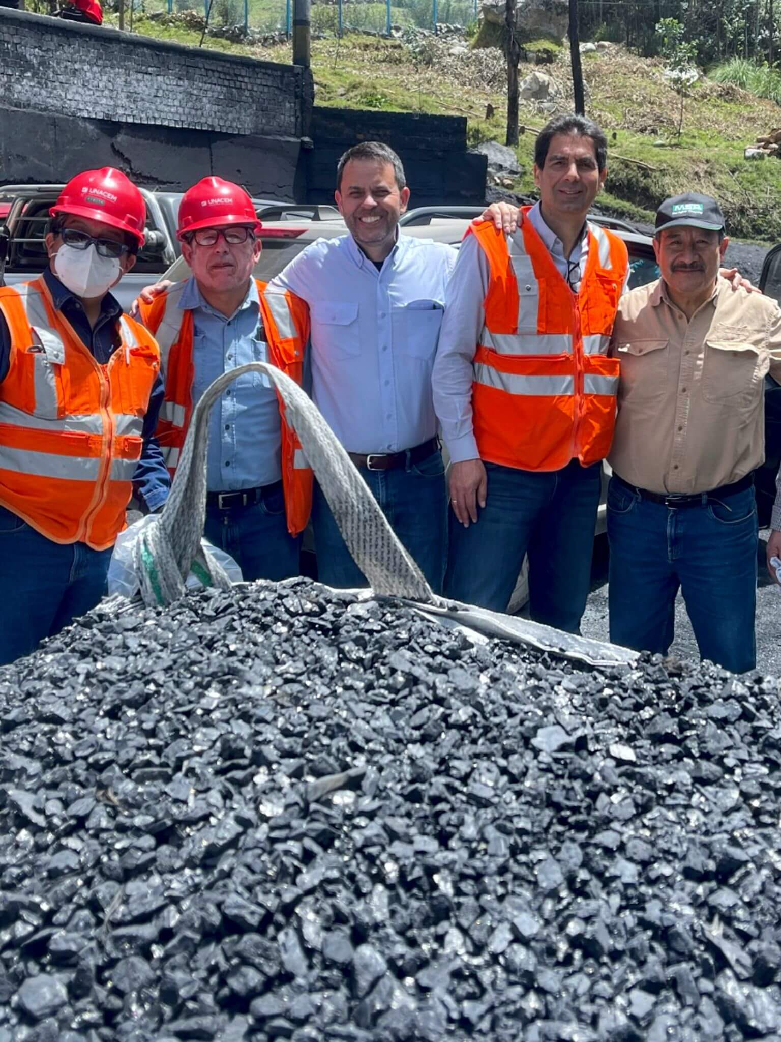 Equipo frente a reservas de carbón mineral
