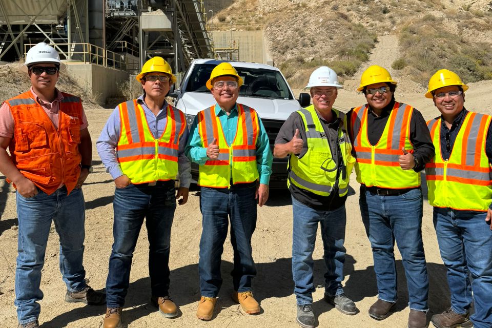 Equipo de trabajo de ABC MINERALS S.A.C. comprometido con la excelencia en la comercialización de minerales y el desarrollo sostenible